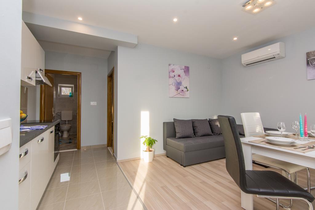 Apartments Mate Turanj Exterior foto